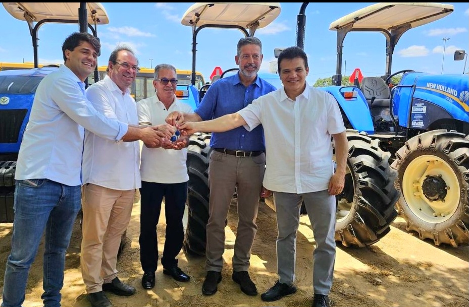 Luciano Barbosa entregou as chaves dos ve&iacute;culos ao secret&aacute;rio de Desenvolvimento Rural, Genivaldo Oliveira