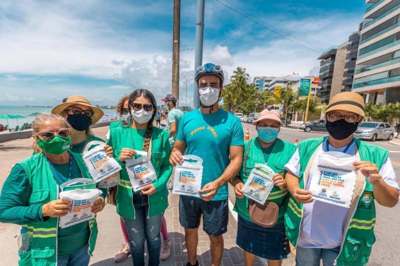Prefeito JHC entrega ciclofaixa para funcionar aos domingos na orla marítima