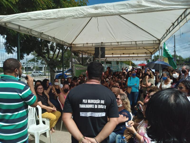 Em defesa da educação professores protestam em frente a prefeitura de Arapiraca