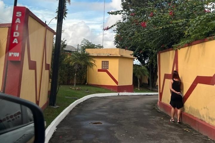 Esposa de pastor descobre que foi chifrada com ‘obreira’ e arma emboscada em motel 