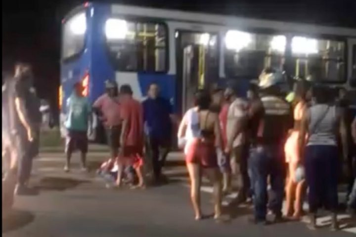 População se vinga usando faca de assaltante de ônibus; veja vídeo