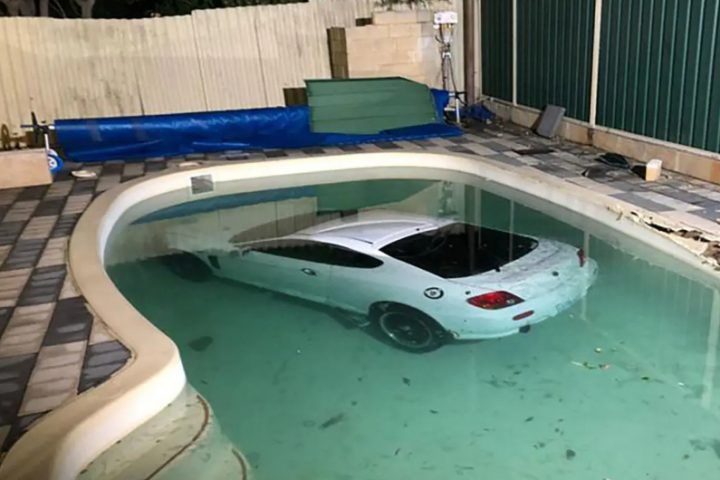 Bêbada e sem habilitação, mulher perde controle e joga carro na piscina do vizinho; veja vídeo