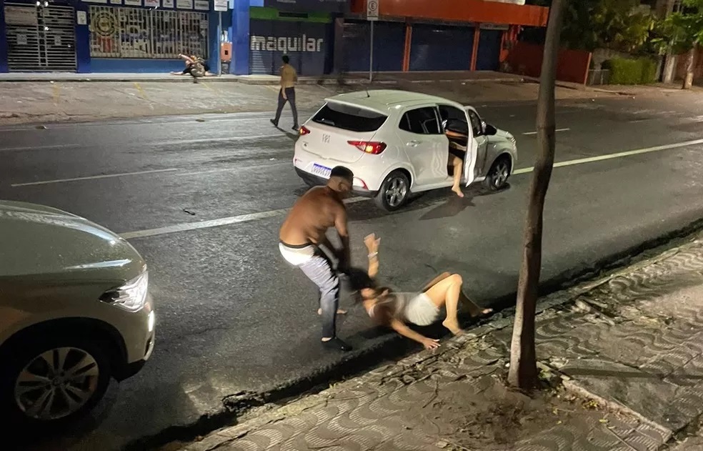 Homem agride e arrasta mulher pelos cabelos em avenida; Veja o Vídeo