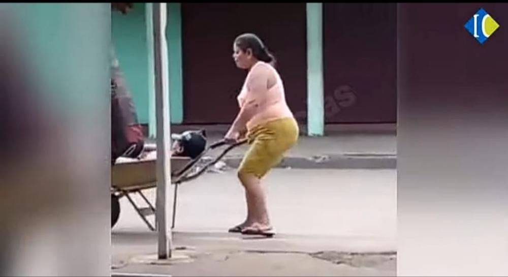Mulher fica revoltada após buscar marido bêbado em bar com carrinho de mão: assista