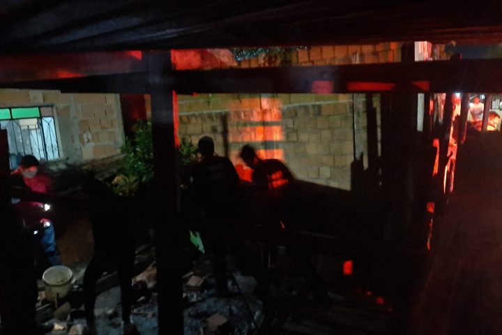 Moradores encurralam assaltante e usam arma do próprio bandido para fazer justiça; veja vídeo