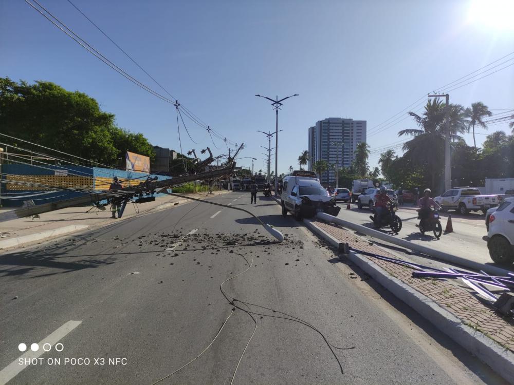Acidente com ambulância derruba três postes em trecho da AL-101 Norte; Veja o Vídeo