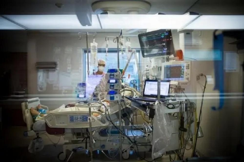Homem de 20 anos é internado em UTI com problema pulmonar após masturbação; entenda o caso