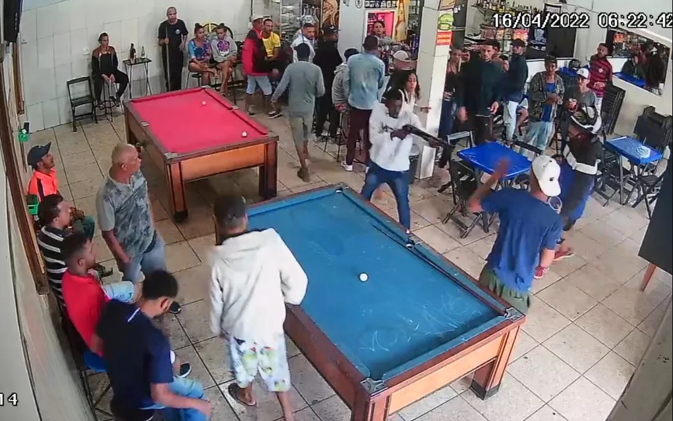HOMEM É EXECUTADO COM UM TIRO DE CALIBRE-12 APÓS DAR TAPA NA BUNDA; VEJA O VÍDEO