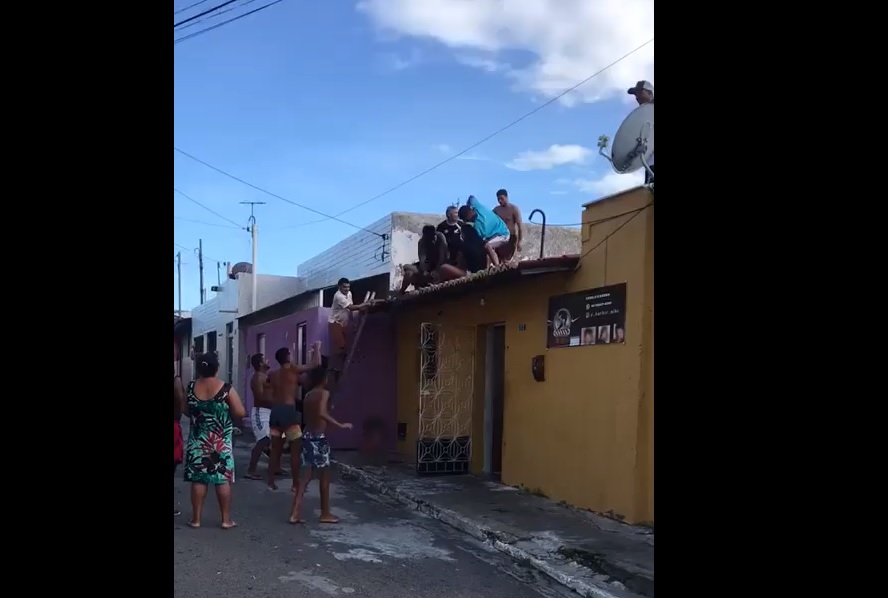Bandido é jogado de telhado na base da ‘bicuda’; veja vídeo
