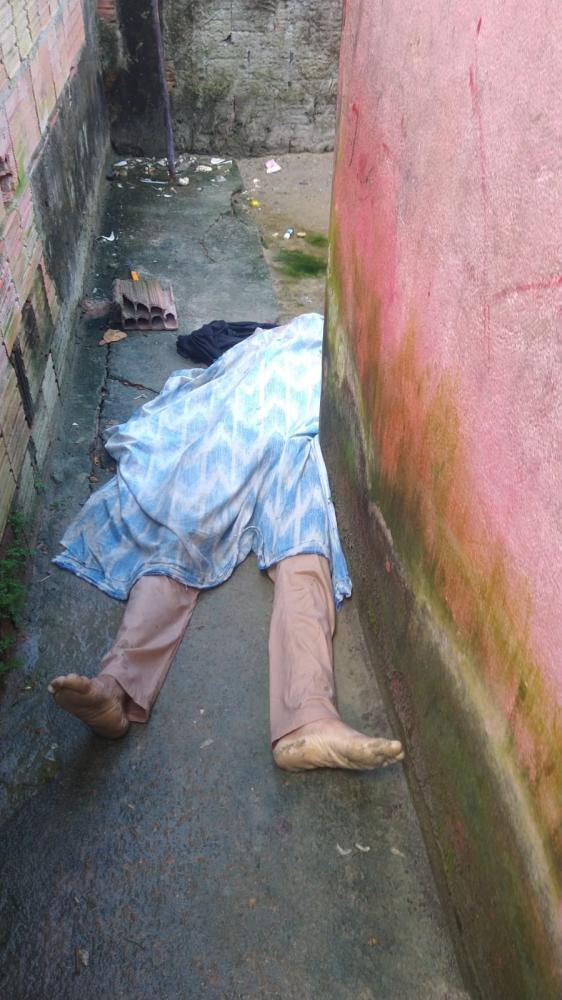 Homem é assassinado e tem corpo jogado no quintal de casa; veja vídeo
