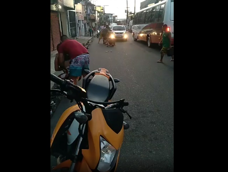 Dois homens são flagrados espancando uma mulher no meio da rua; veja vídeo