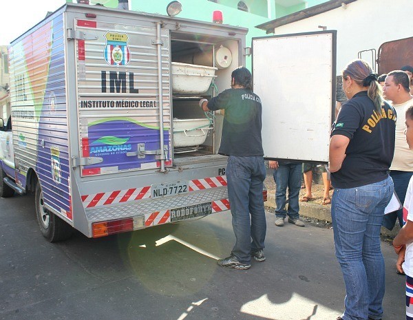 Homem é morto ao lado da esposa enquanto procurava emprego neste sábado