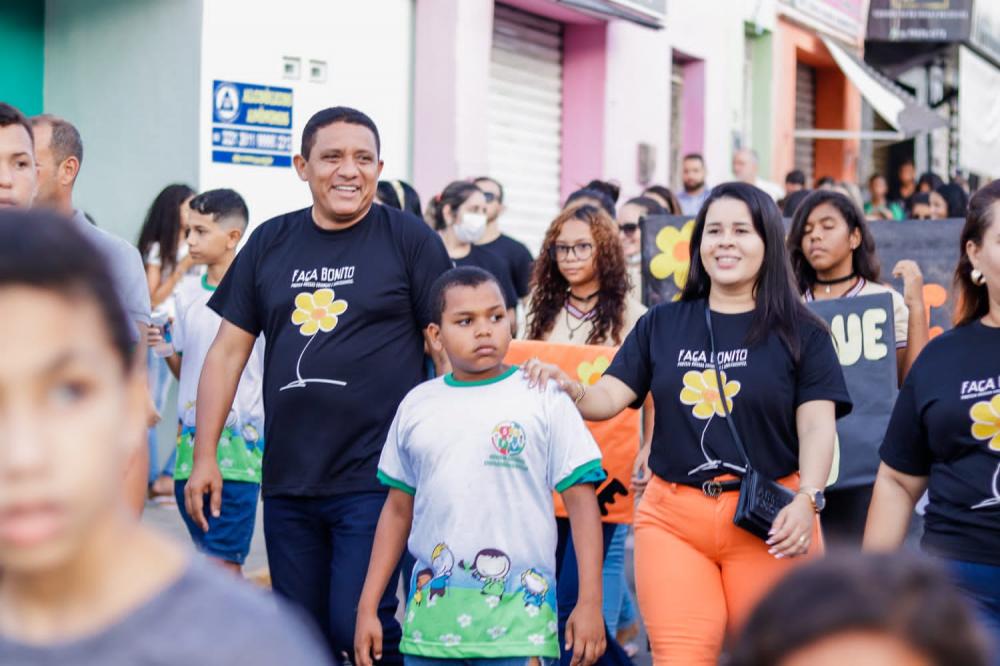 Prefeito Julio Cesar ao lado da Dra. Karla Cavalcante