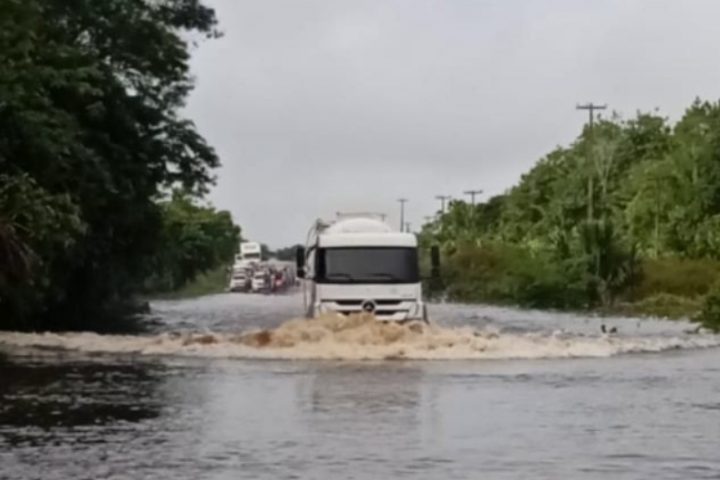 Caminhão fica debaixo d’água na BR-174 após enxurrada; veja vídeo