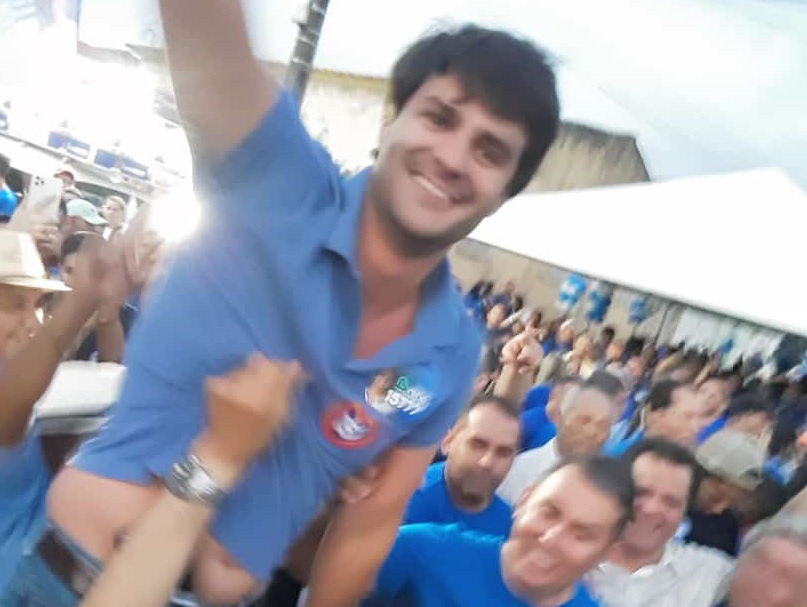 Breno foi carregado pelo povo antes do início da carreata