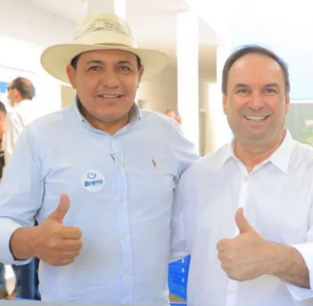 Vicente ao lado do prefeito investigado pelo Ministério Público