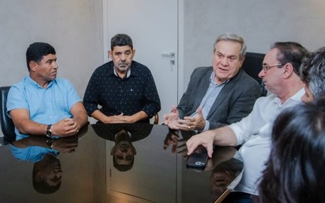 Lessa com o prefeito Luciano Barbosa e vereadores de Arapiraca