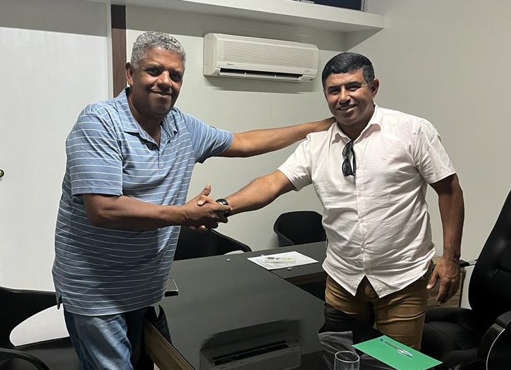 Parreirinha ao lado do presidente da Câmara Municipal