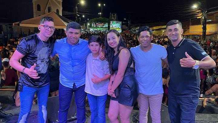 Sérgio ao lado da banda Asas Morenas, em Arapiraca