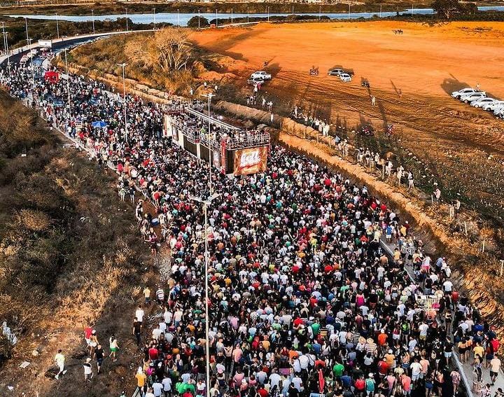 Show dos 99 anos virou Carnaval Fora de Época