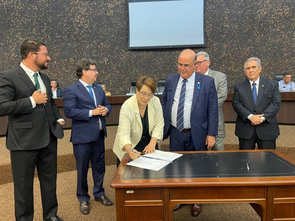 Prefeita Tainá Veiga no momento da assinatura do documento