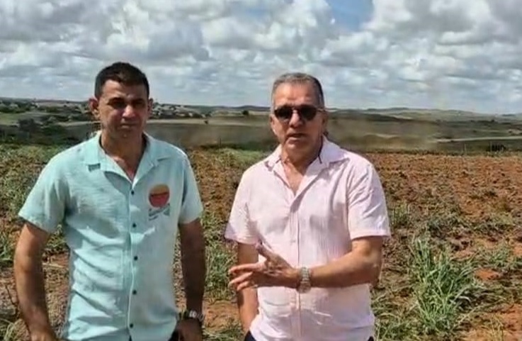 Produtor de abacaxi ao lado do secretário Genivaldo Oliveira
