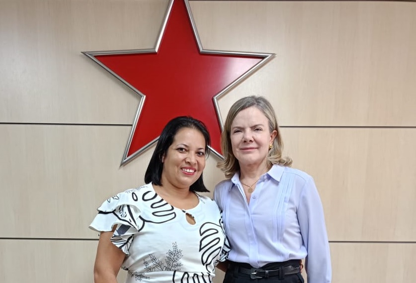 Presidente do PT de Lagoa da Canoa ao lado de Gleisi Hoffmann
