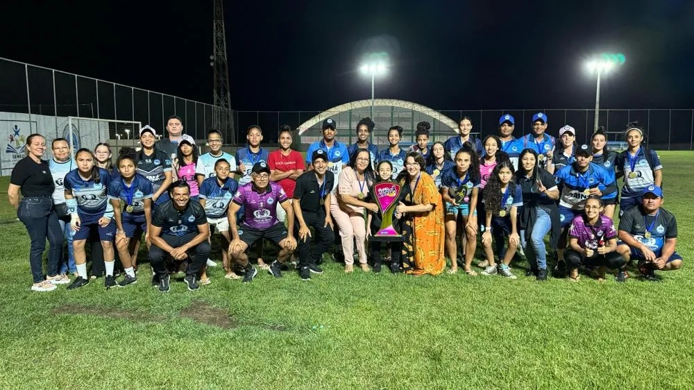 Prefeita Tainá e secretária Edilza recepcionaram as campeãs na chegada a Lagoa da Canoa