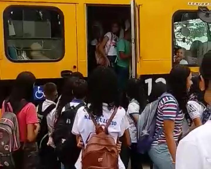 Alunos tentam entrar em ônibus superlotado