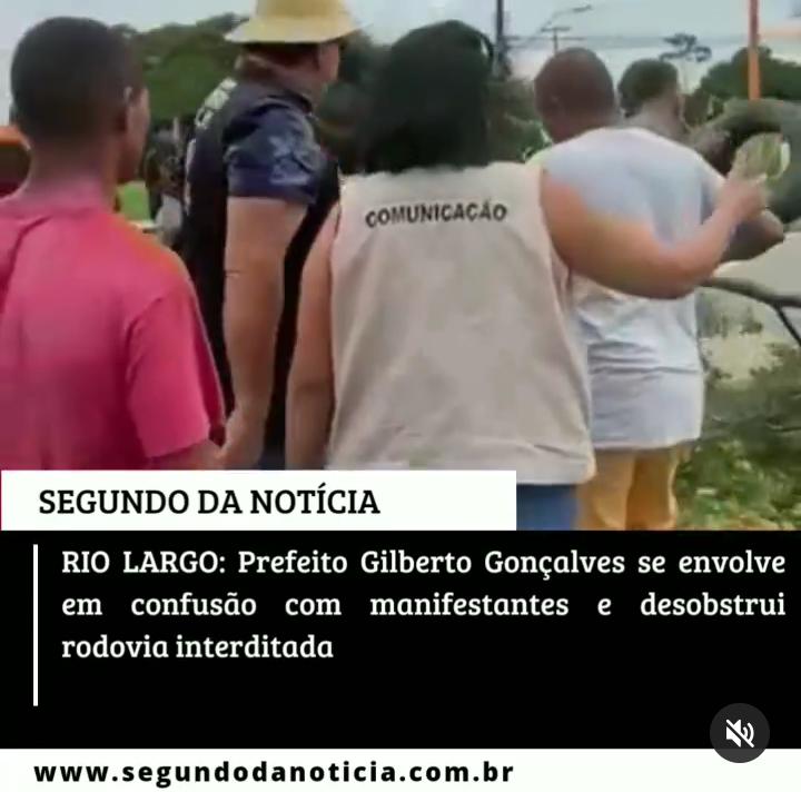 Prefeito Roberto Gonçalves se envolve em confusão com manifestantes e desobstrui via interditada
